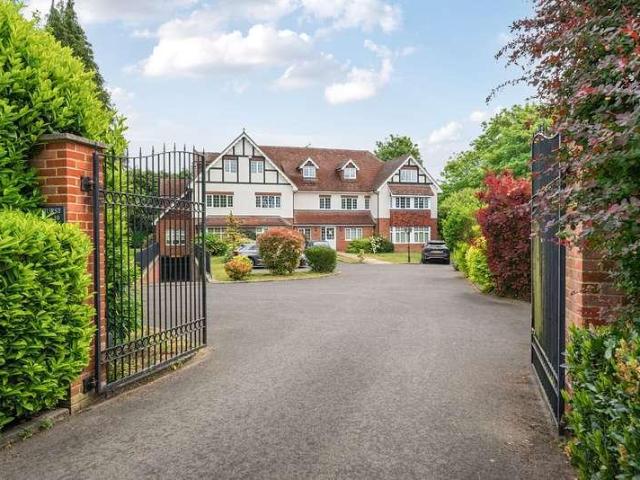 Flat for sale in Horsell, Woking