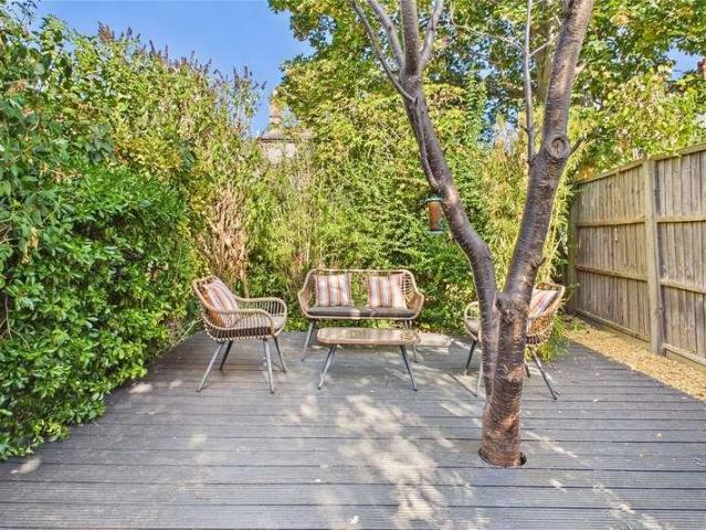 Flat for sale in Streatham, Greater London