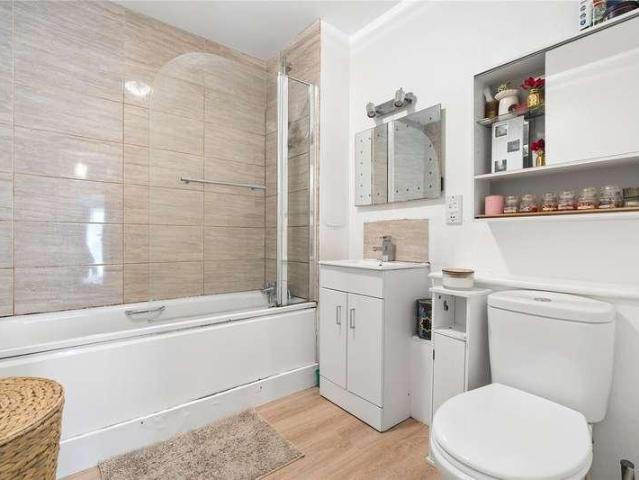 Flat for sale in Vange, Basildon