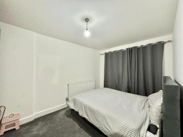 Flat for sale in Yeading, Greater London