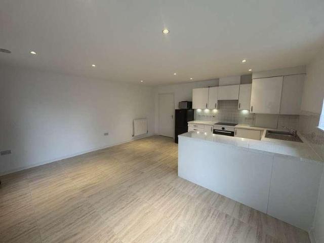 Flat for sale in Elstree and Borehamwood, Borehamwood