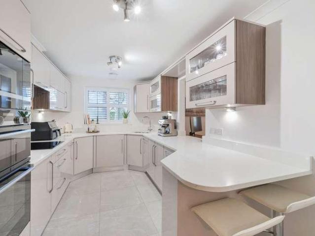 Flat for sale in Hillview, Surrey