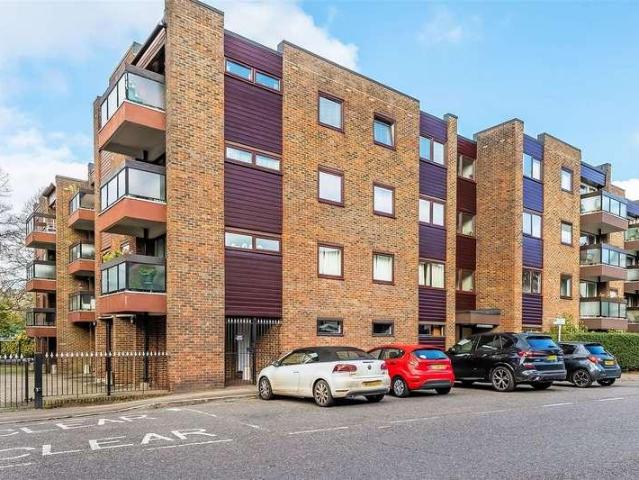 Flat for sale in Oxted, Hillview