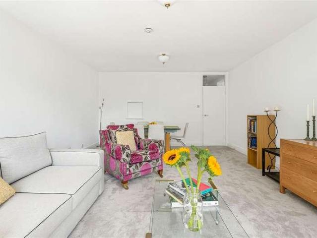 Flat for sale in Norbiton, Greater London
