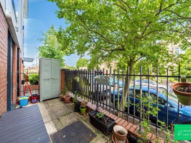 Flat for sale in Finchley, Greater London