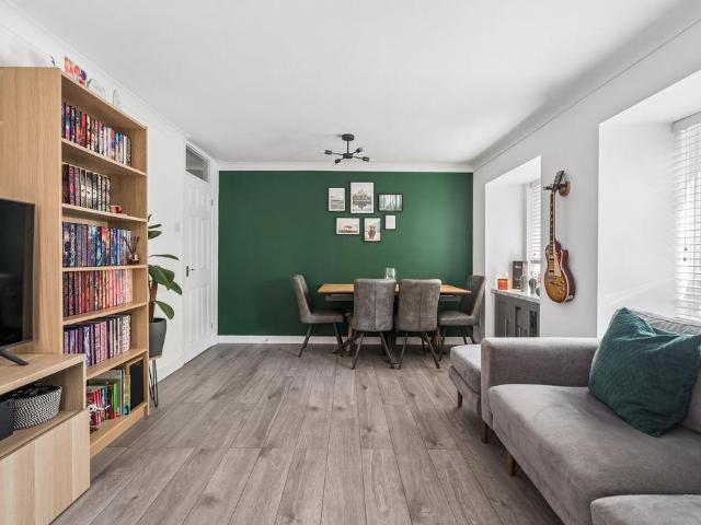 Flat for sale in Lunnon, Buckinghamshire