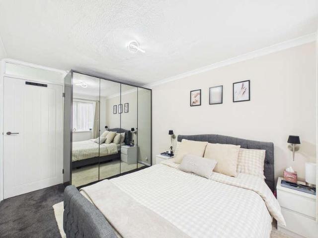 Flat for sale in High Wycombe Community Board, Totteridge