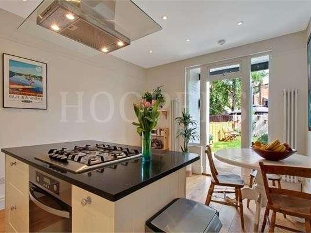 Flat for sale in Cricklewood, Greater London