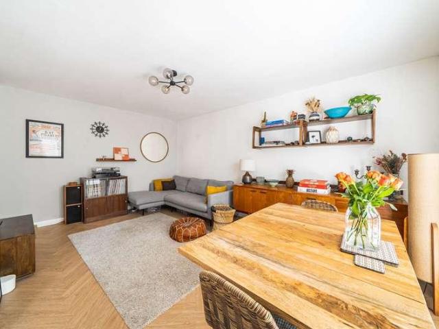 Flat for sale in London Borough of Ealing, Greater London