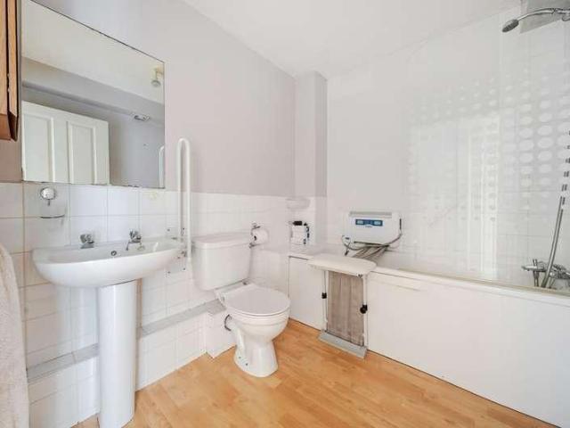 Flat for sale in Holloway Hill, Fole
