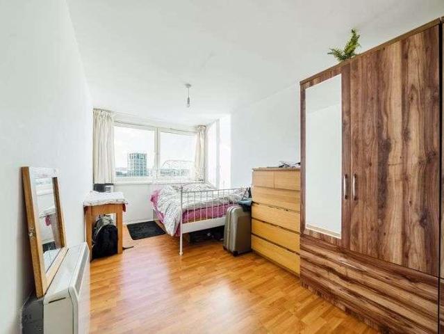 Flat for sale in Stamford Hill, Greater London