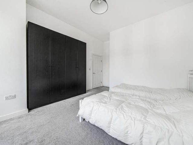 Flat for sale in London Borough of Ealing, Greater London