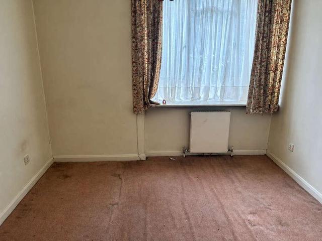 Flat for sale in Brondesbury, Greater London