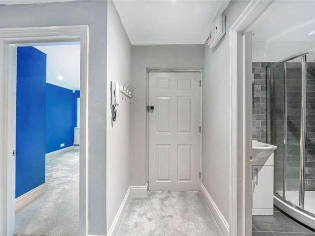 Flat for sale in Fole, Surrey