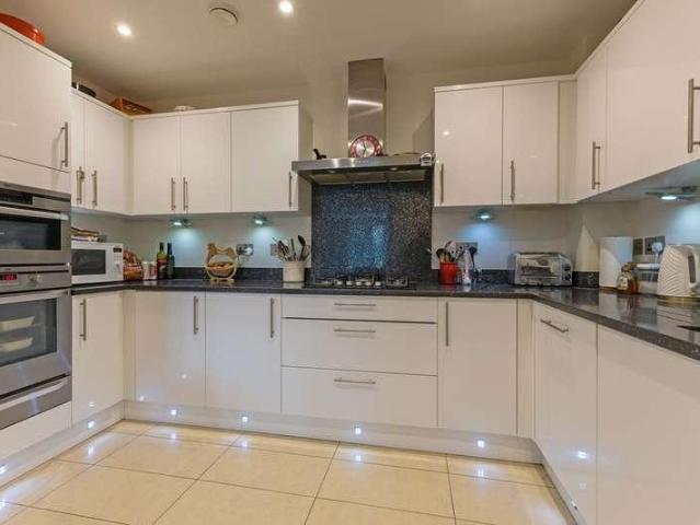 Flat for sale in Bray Wick, Maidenhead