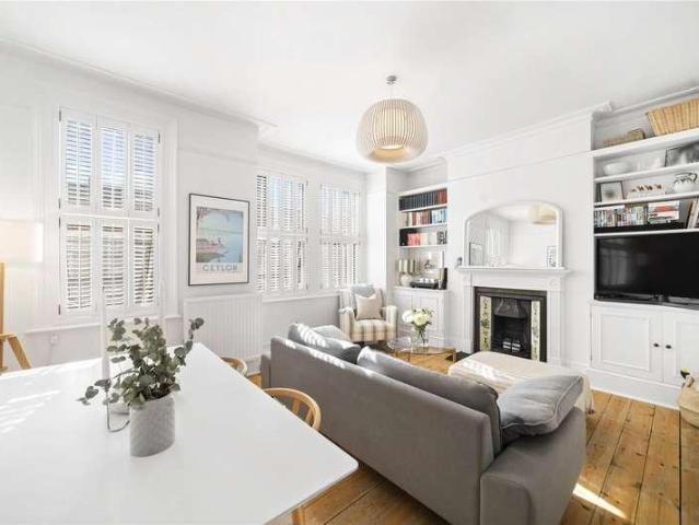 Flat for sale in Tooting Graveney, Greater London