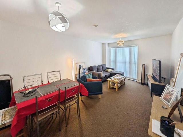 Flat for sale in Islington, Calderstones
