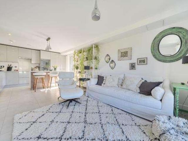 Flat for sale in Henley-on-Thames, Berrick Salome