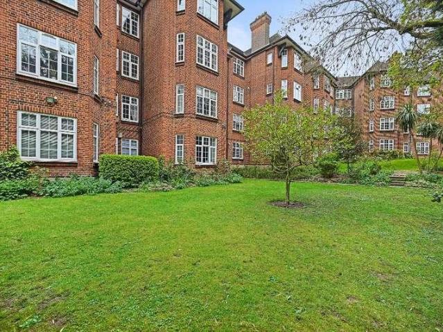 Flat for sale in Golders Green, Greater London