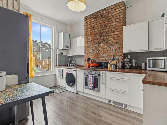 Flat for sale in Finsbury Park, Greater London