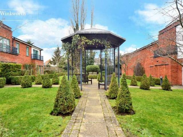 Flat for sale in Worcester Park, Greater London