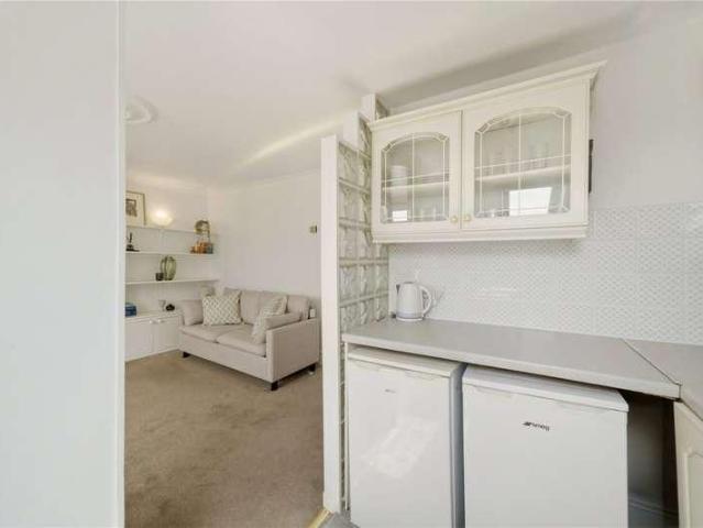 Flat for sale in Clapham Junction, Greater London