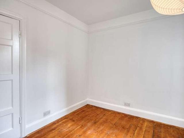Flat for sale in Surbiton, Greater London