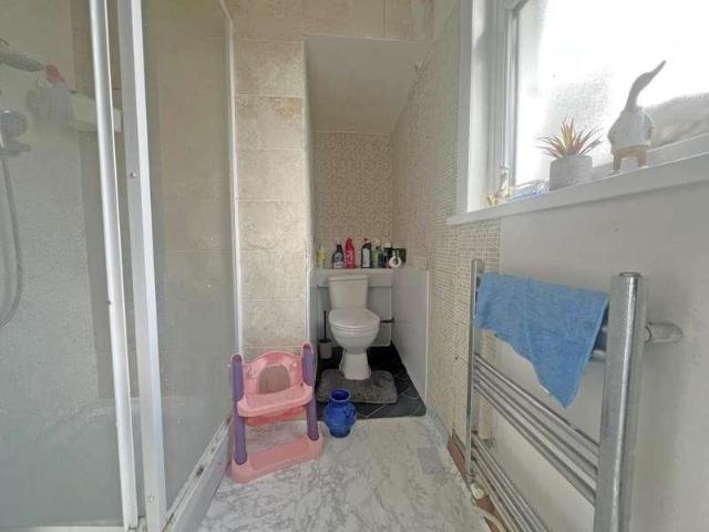 Flat for sale in E7, London