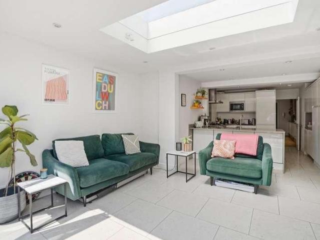 Flat for sale in East Dulwich, Greater London