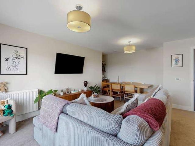 Flat for sale in Jackton Village, Scotland
