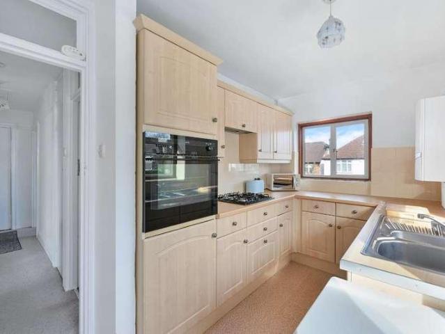 Flat for sale in Manor Park, Epsom