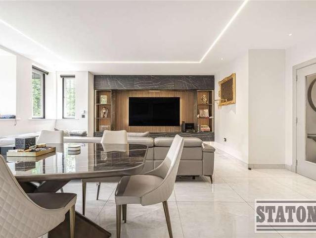 Flat for sale in Cockfosters, Greater London