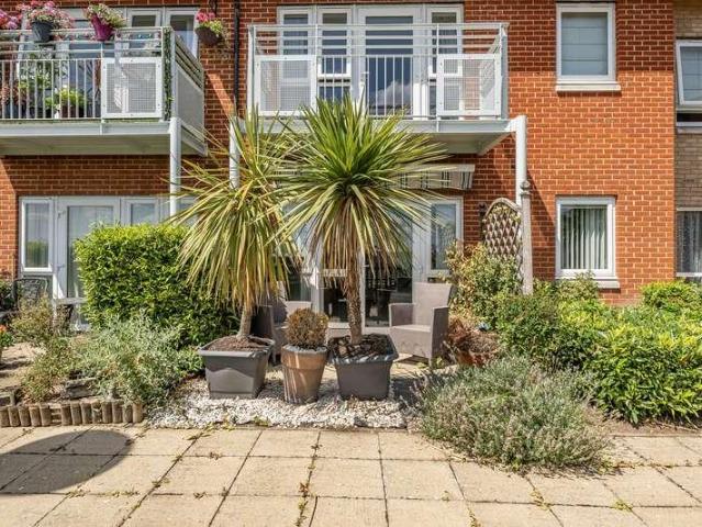 Flat for sale in Denham