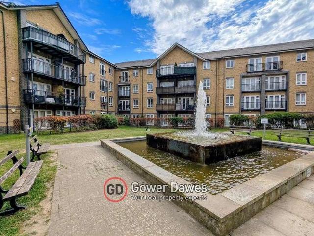 Flat for sale in Grays, Essex
