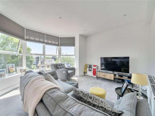 Flat for sale in Totteridge, Cressex