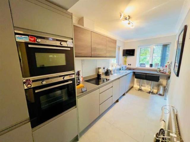 Flat for sale in Beckenham, New Beckenham
