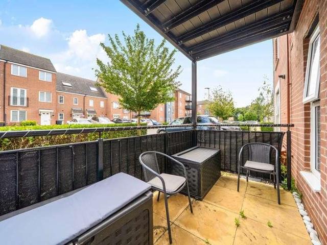 Flat for sale in Dunstable, Bedfordshire