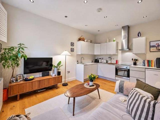 Flat for sale in Kilburn, Greater London