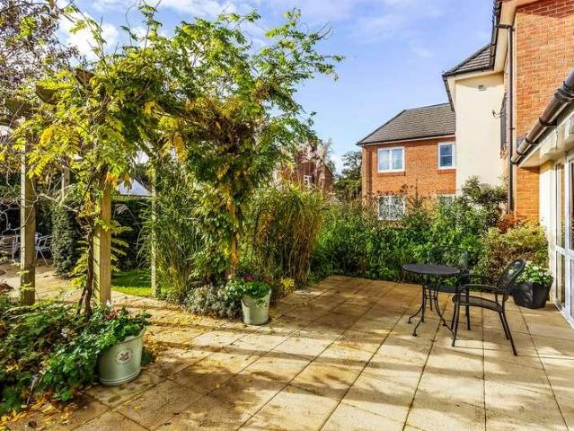 Flat for sale in Pachesham Park, Surrey