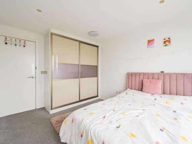 Flat for sale in E16, London