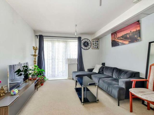 Flat for sale in Watford, North Watford