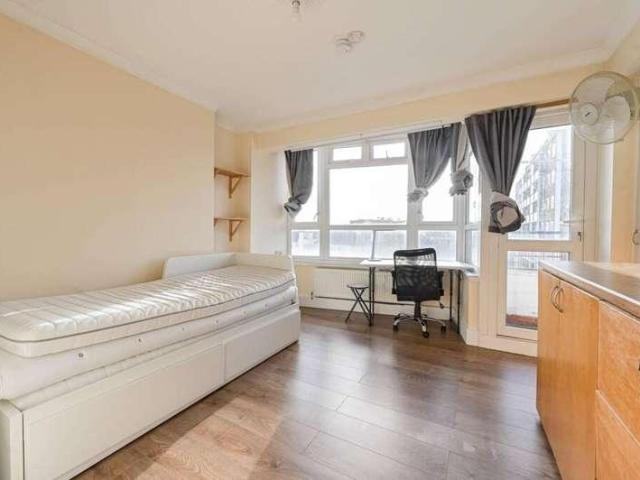 Flat for sale in Hammersmith, Greater London