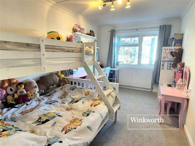 Flat for sale in New Barnet, Greater London
