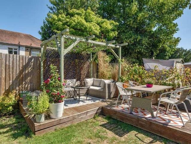 Flat for sale in Hook, Greater London