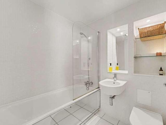 Flat for sale in Finsbury Park, Greater London