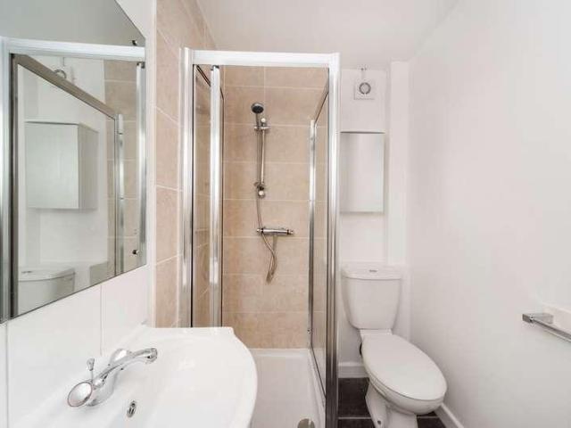 Flat for sale in North Sheen, Greater London