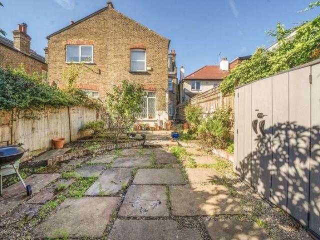 Flat for sale in London Borough of Ealing, Greater London