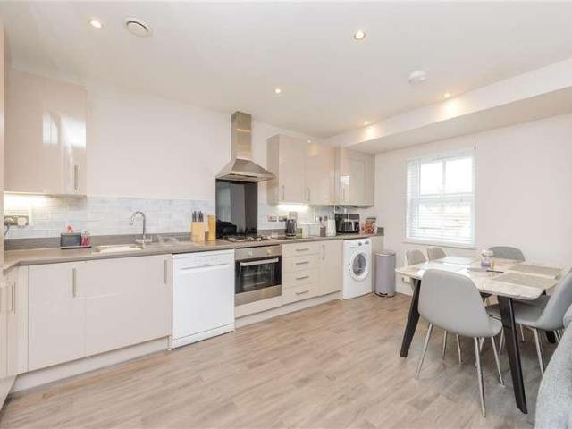 Flat for sale in Monks Orchard, Kent