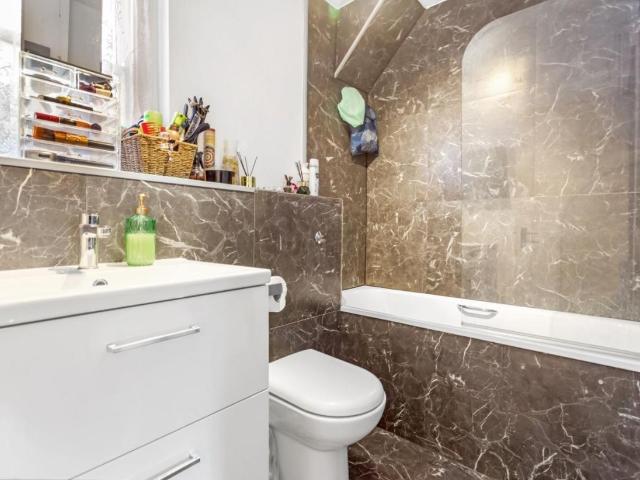 Flat for sale in Stoke Newington, Greater London