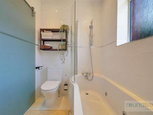 Flat for sale in Temple Fortune, Greater London